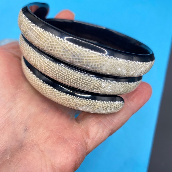 Black Twist Bracelet Enameled Snakeskin Bangle - Picture 3 of 6